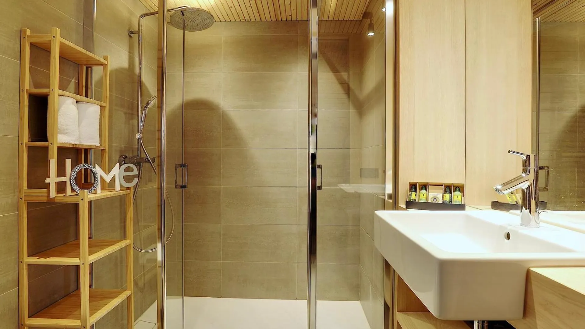 Chalet Neuf A Courchevel 1850, Pret Pour 6 Avec Ski Aux Pieds Et Wifi! - Fr-1-575-233 France